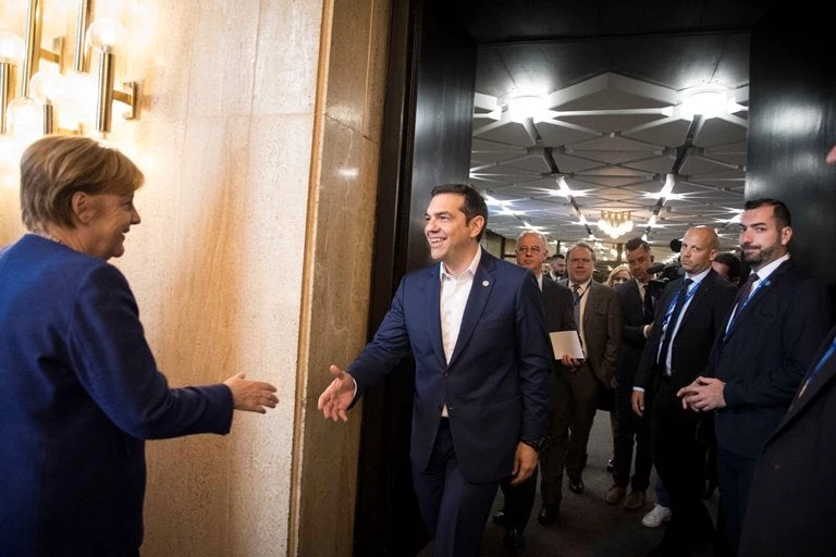 Η απίστευτη χαρά του Τσίπρα στην συνάντησή του με την Μέρκελ (εικόνες)